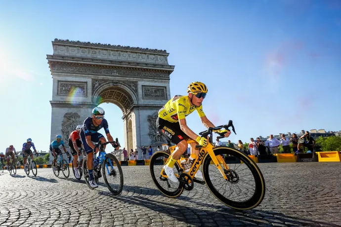 Tour: három hete hülyét csinált magából, most óriási fölénnyel nyerte a párizsi befutót a belga sprinter