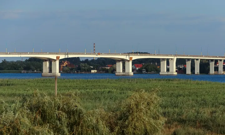 A Herszon megye keleti és nyugati felét összekötő három Dnyeper-híd legnagyobbja, az antonyivkai híd – Fotó: Alexander Ermochenko / Reuters
