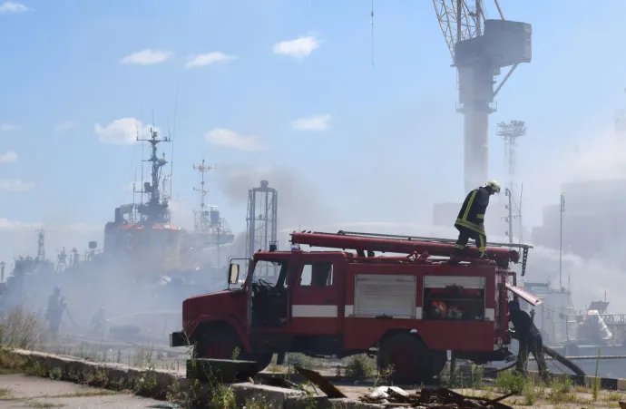 Tűzoltók Odesszában, miután rakétatámadás érte a kikötőt 2022. július 23-án – Fotó: Odessa City Council Telegram channel / AFP