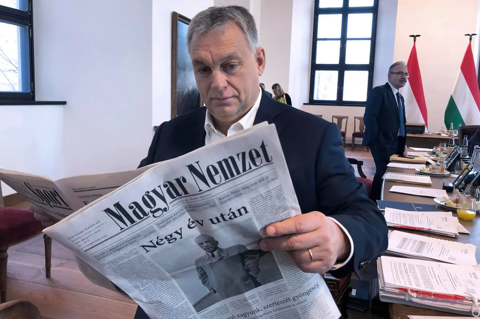 "Szerda reggel. Újra itt a Magyar Nemzet" – Fotó: Orbán Viktor / Facebook