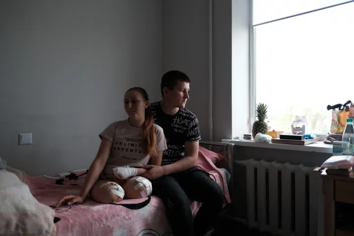 A 23 éves Okszana Baladdina férjével Lviv egyik kórházában, 2022. május 4-én. Okszana mindkét lábát és egy ujját egy aknarobbanásban vesztette el a kelet-ukrajnai Liszicsanszkban, március 27-én – Fotó: Hiroto Sekiguchi / The Yomiuri Shimbun / AFP