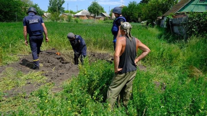 Ukrán katonák aknamentesítési munkálatokat végeznek, gránátokat és fel nem robbant rakétákat távolítanak el az ukrajnai Harkivban, 2022. június 9-én – Fotó: Abdullah Unver / Anadolu Agency / Getty Images