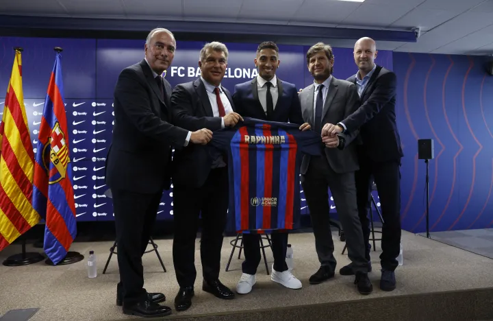 Az FC Barcelona új játékosa, Raphinha pózol Joan Laporta elnökkel, Rafael Yuste alelnökkel, Mateu Alemany futballigazgatóval és Jordi Cruyff sporttanácsadóval – Fotó: Albert Gea / Reuters