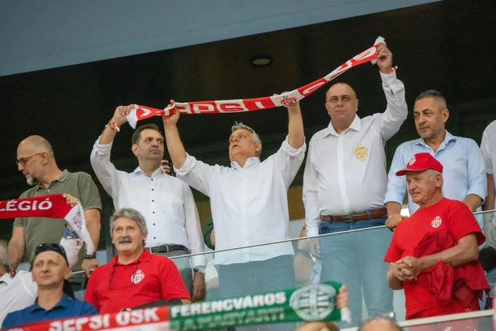 Politikus szurkolók Orbán Viktor körül. Balról jobbra: Kelemen Hunor az RMDSZ elnöke, Antal Árpád Sepsiszentgyörgy polgármestere, Orbán Viktor miniszterelnök, Diószegi László a futballklub tulajdonosa és Potápi Árpád János, fideszes országgyűlési képviselő, nemzetpolitikáért felelős államtitkár – Fotó: Sepsi OSK Facebook-oldala