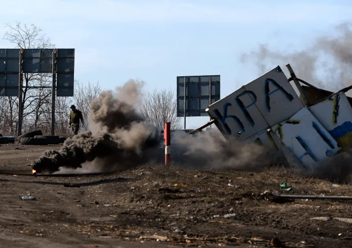 Az oroszbarát lázadók egyik mérnöki csoportjának tagja ellenőrzi az általuk felrobbantott gránátokat a kelet-ukrajnai Debalceve városában 2015. február 27-én, egy nappal azután, hogy az ukrán hadsereg megkezdte a tűzszüneti terv végrehajtását a nehézfegyverek kivonásával, létrehozva egy ütközőzónát – Fotó: Vasily Maximov / AFP