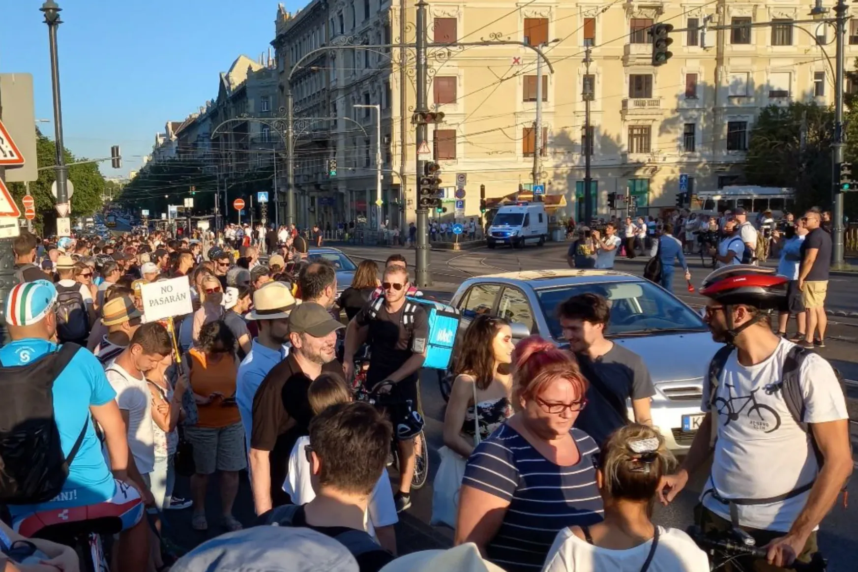 A Parlamenthez indultak a Margit hídról a katatörvény ellen tüntetők