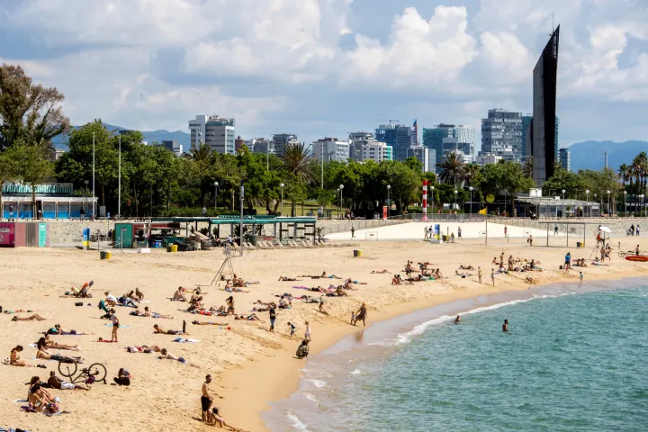 Tilos lesz rágyújtani Barcelona tengerparti strandjain