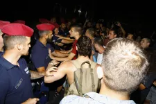 A rendőrök a járdára tolták az embereket, igazoltattak, véget ért a tüntetés az Oktogonnál