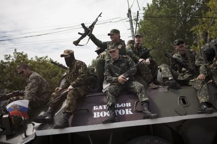 Az oroszbarát Vosztok Battallion fegyveres milicistái részt vettek a donyecki Lenin téren tartott tüntetésen, amelyet az országszerte zajló ukrajnai elnökválasztás ellen tartottak. A tömeg hősies fogadtatásban részesítette a harcosokat – Fotó: Janos Chiala / NurPhoto / AFP