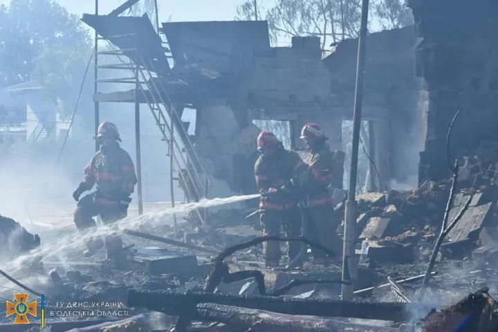 Tűzoltók dolgoznak az orosz rakétacsapás által megrongált lakóövezet romjai között az Odessza közelében található Zatokában, 2022. július 26-án – Fotó: State Emergency Service of Ukraine/REUTERS