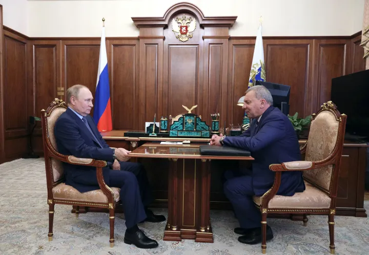 Vlagyimir Putyin orosz elnök találkozik Jurij Boriszovval, a Roszkoszmosz orosz űrügynökség vezetőjével a moszkvai Kremlben 2022. július 26-án – Fotó: Mikhail Klimentyev
