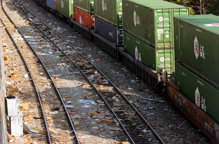 A fosztogatások miatt szeméttel teli vasúti sínek Los Angelesben – Fotó: Mario Tama / Getty Images / AFP
