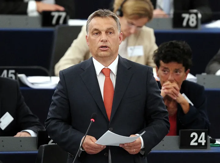 Orbán Viktor beszél az Európai Parlament strasbourgi üléstermében, mögötte Hegedüs Zsuzsa – Fotó: Frederick Florin / AFP