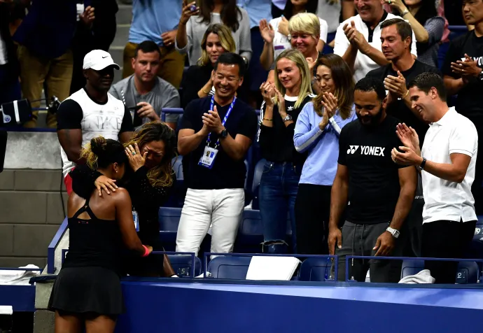 Oszaka Naomi átöleli édesanyját, miután a 2018-as US Open női egyes döntőjében győzött Serena Williams ellen – Fotó: Sarah Stier / Getty Images