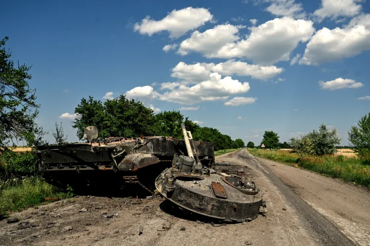 Megsemmisült orosz harckocsi Zaporizzsja környékén – Fotó: Dmytro Smolyenko / Ukrinform / NurPhoto / AFP