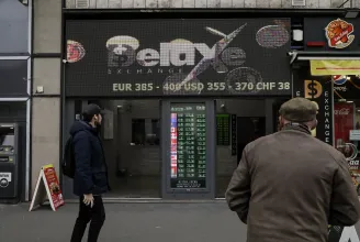 Ismét gyengül a forint: 405 forintig drágult az euró, 400 közelében járt a dollár