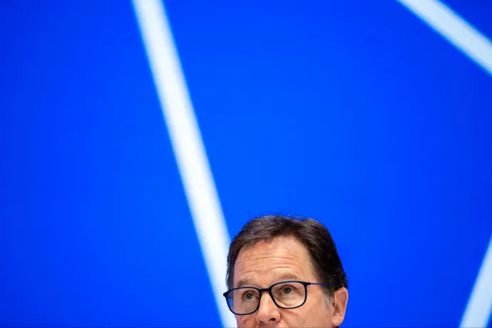 Úgy tűnik, hogy a Facebook már nem lesz olyan szigorú a covidos álhírekkel és konteókkal