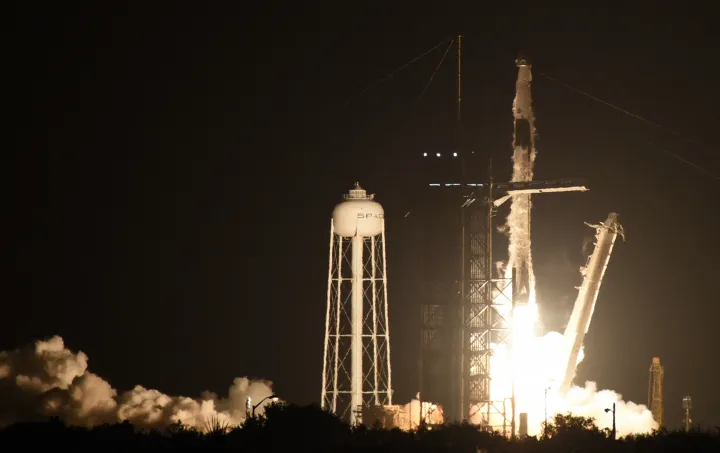 A SpaceX Falcon 9 rakétája a Freedom nevű űrhajóval indul a floridai Kennedy Űrközpontból 2022. április 27-én, az űrhajó és a rakéta negyedik legénységét viszi – Fotó: Paul Hennessy / Anadolu Ügynökség / AFP
