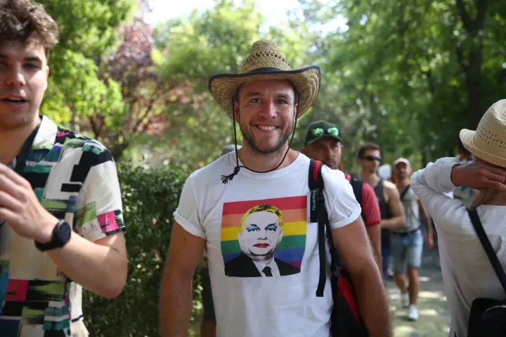 Szexuális zaklatás miatt jelentheti fel Molnár Áron az usánkás férfit, aki megfogta a fenekét a Pride-on