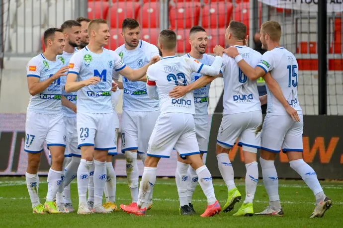 A felcsúti csapat tagjai harmadik góljukat ünneplik az OTP Bank Liga 10. fordulójában játszott Debreceni VSC–Puskás Akadémia-mérkőzésen, 2021. október 24-én – Fotó: Czeglédi Zsolt / MTI