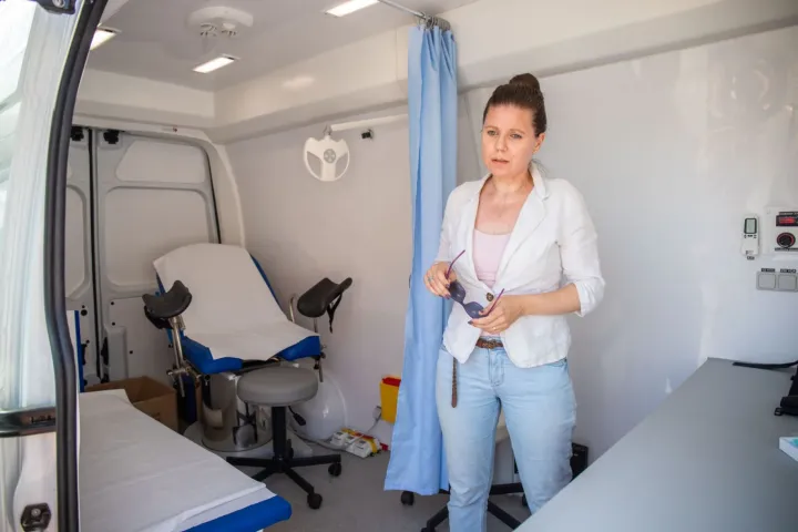 Dr. Vass Erzsébet mutatja meg a mentőautóba berendezett mozgó nőgyógyászati rendelő felszereléseit – Fotó: Kocsis-Boldizsár János