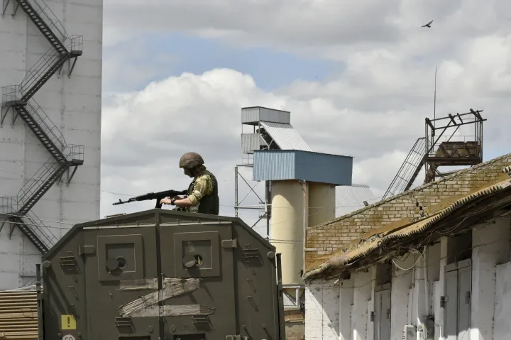 Orosz fegyveresek őriznek egy melitopoli gabonasilót – Fotó: Olga Maltseva / AFP