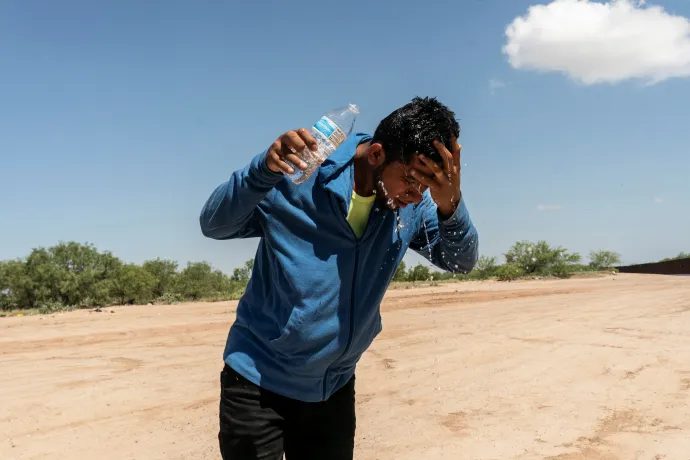 Mexikói férfi az amerikai–mexikói határon – Fotó: Go Nakamura / Reuters