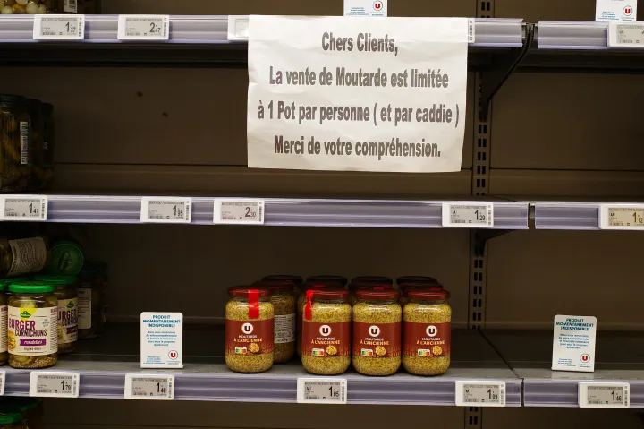 Egy francia üzletben felirat figyelmezteti az ügyfeleket, hogy egy vásárló csak egy darab mustárt vehet – Fotó: Mathieu Thomasset/AFP