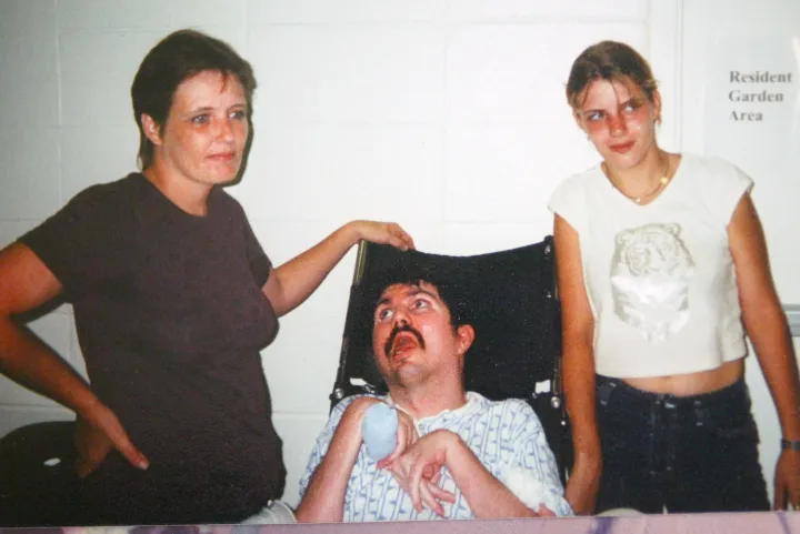 Terry Wallis, felesége, Sandra és lányuk, Amber az Arkansas állambeli Mount View rehabilitációs kórházában 2002-ben – Fotó: WALLIS FAMILY / Getty Images / AFP