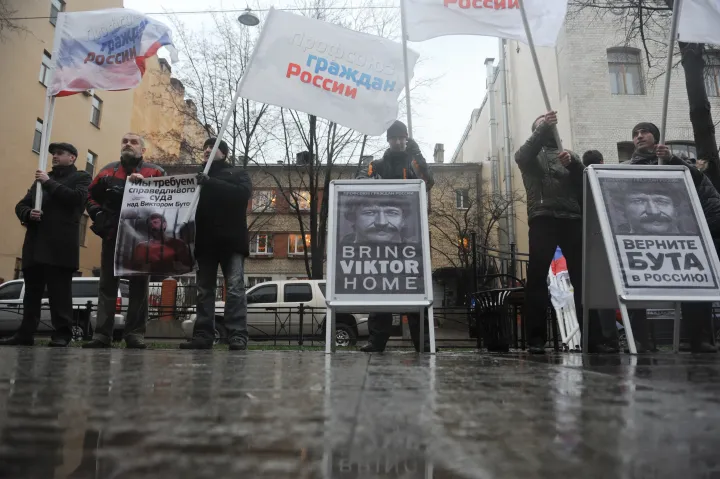 Az Orosz Polgárok Szövetsége tüntetett a szentpétervári amerikai konzuli hivatal előtt But kiadatásásért – Fotó: Sergey Ermokhin / RIA Novosti / AFP
