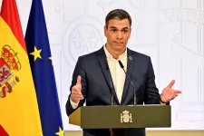 A spanyol miniszterelnök a kánikula miatt felszólította az embereket, hogy ne viseljenek nyakkendőt