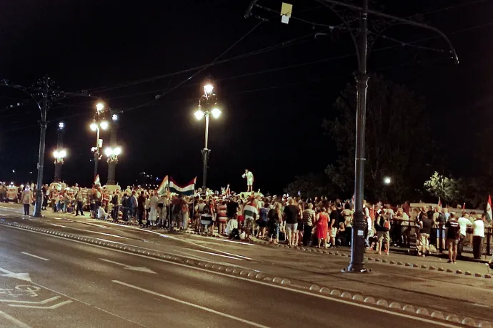 Pár órára elfoglalták a Margit híd egy részét az Alaptörvény ellen tüntetők