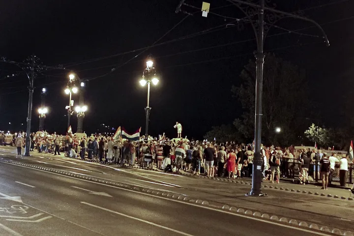 Demonstrálók a Margit hídon – Fotó: Dull Szabolcs / Telex