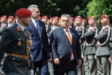 Kiváló propagandáért díjat érdemelne a köztévé az Orbán bécsi útjáról szóló tudósításért
