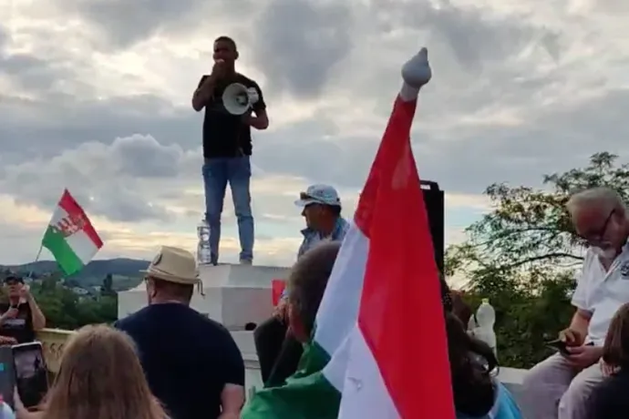 Blokkolták a Margit híd Budára menő forgalmát az Alaptörvény ellen tüntetők