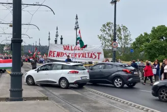 Ismét lezárták a Margit hidat az Alaptörvény ellen tüntetők