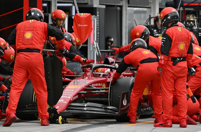 A Ferrari idén már sokadszor rontott a gumikkal és a stratégiával – Fotó: Attila Kisbenedek / Reuters