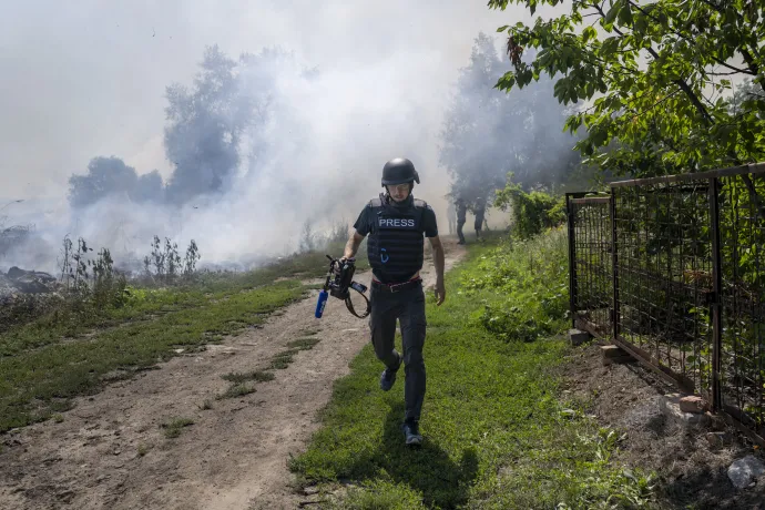 Az AFP tudósítója a kelet-ukrajnai Bahmut városában 2022. július 31-én – Fotó: Bulent Kilic/AFP