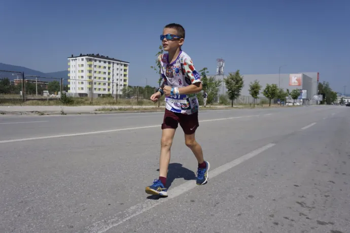 A Szarajevóban maratont futó 10 éves fiú apja szerint a gyerek nem megfelelési kényszerből sportol