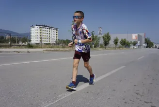 A Szarajevóban maratont futó 10 éves fiú apja szerint a gyerek nem megfelelési kényszerből sportol