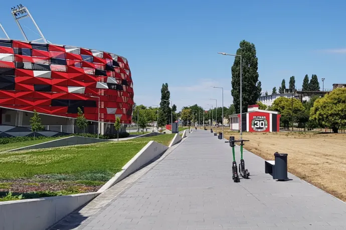 Tökéletes, csodálatos, szimbolikus: A focistadion mellett zöldell a pázsit, mindenhol másutt kidöglött