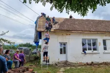 30 éve nem volt ekkora kaláka Erdővidéken: egy iskolaépület megmentése hozta össze az embereket