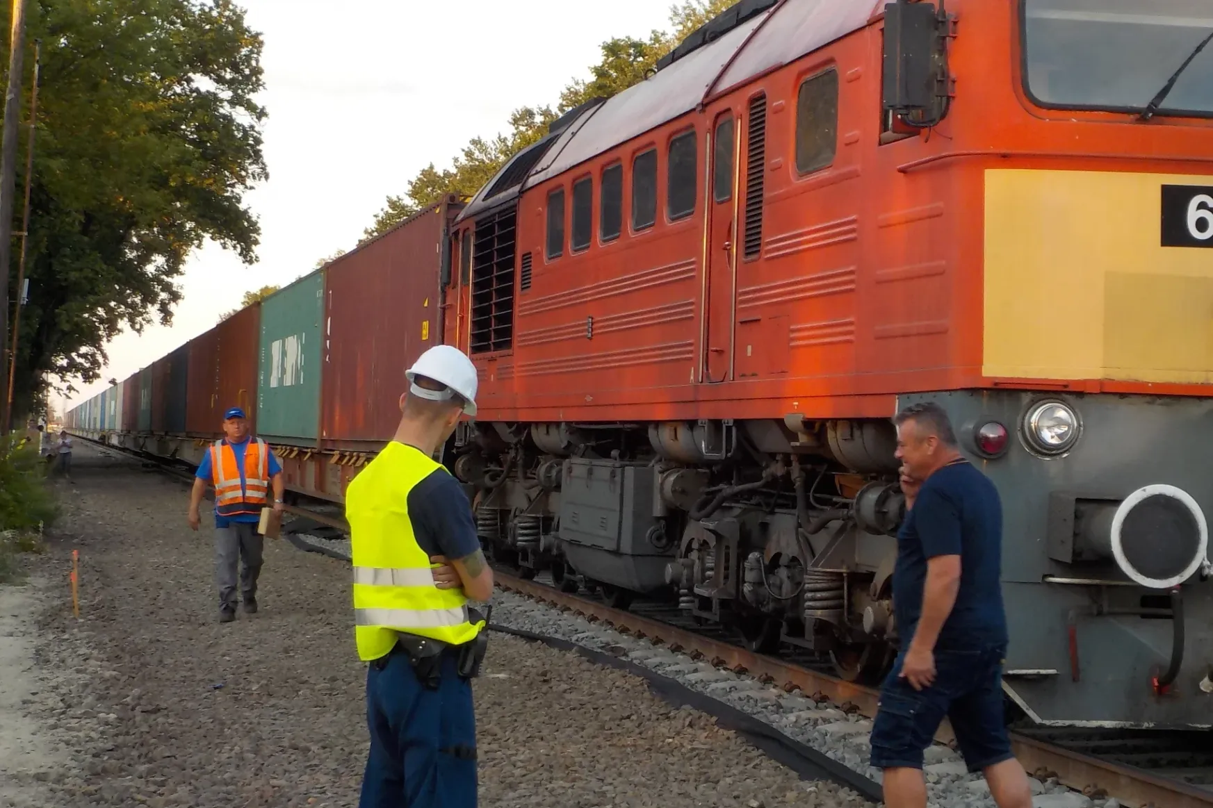 Megindult a vasúti teherforgalom Szeged és Szerbia között, bár a pályát még építik
