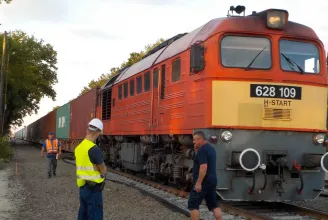 Megindult a vasúti teherforgalom Szeged és Szerbia között, bár a pályát még építik