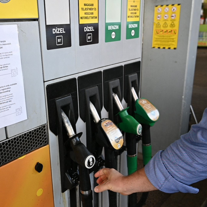 Magasabb benzinárak mellett sem kezdenek azonnal spórolni az autósok