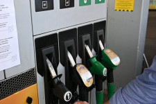 Magasabb benzinárak mellett sem kezdenek azonnal spórolni az autósok