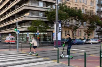 Az elektromos rollerrel balesetezők negyede ittasan sérült meg