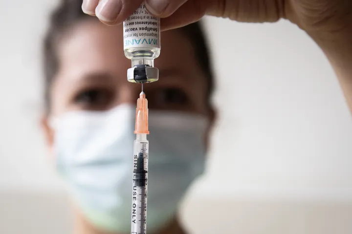 Majomhimlő elleni védőoltás egy párizsi oltóközpontban – Fotó: Alain Jocard / MTI / EPA / Pool / AFP