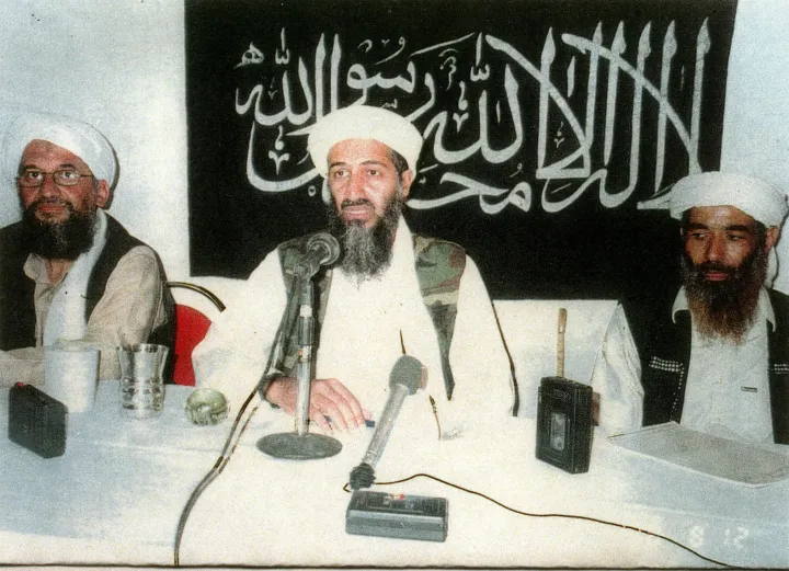 Ajmán az-Zavahiri (b) és Oszama bin Laden (k) egy ismeretlen keltezésű, 2001 körül készült fotón – Fotó: Handout / ImageForum / AFP