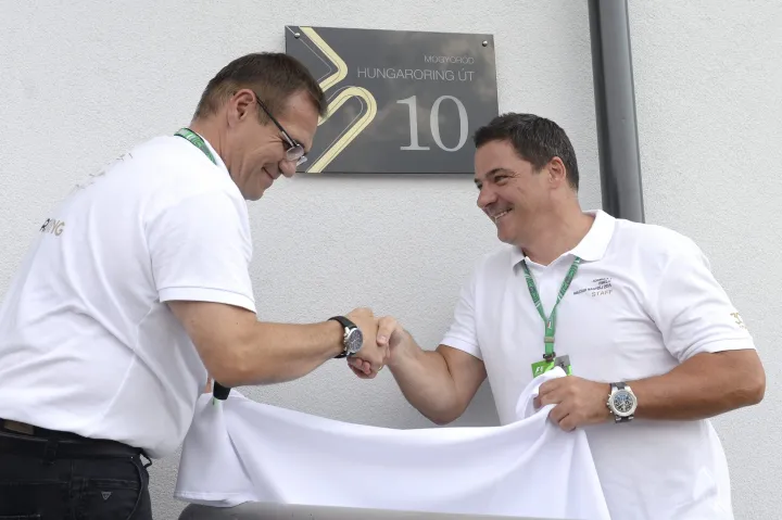Paulovics Géza polgármester és Gyulai Zsolt, a Hungaroring Sport Zrt. elnök-vezérigazgatója felavatja a mogyoródi Hungaroring utcanévtábláját a versenypálya főbejáratánál a Forma–1-es autós gyorsasági világbajnokság 30. Magyar Nagydíjának előkészületei során 2015. július 23-án – Fotó: Kovács Tamás / MTI